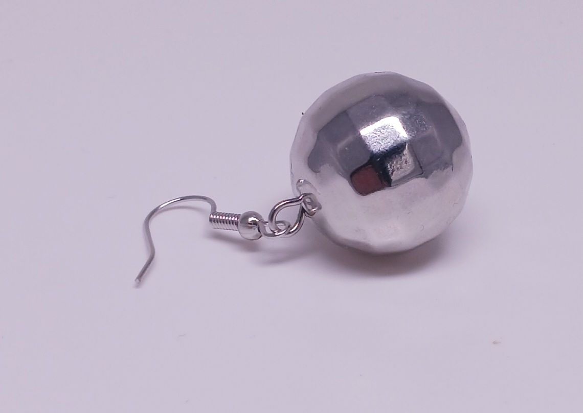 Discobolletje  oorring of als ornamentje aan muts