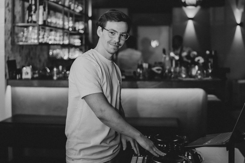 DJ Max beim auflegen auf einer Hochzeit