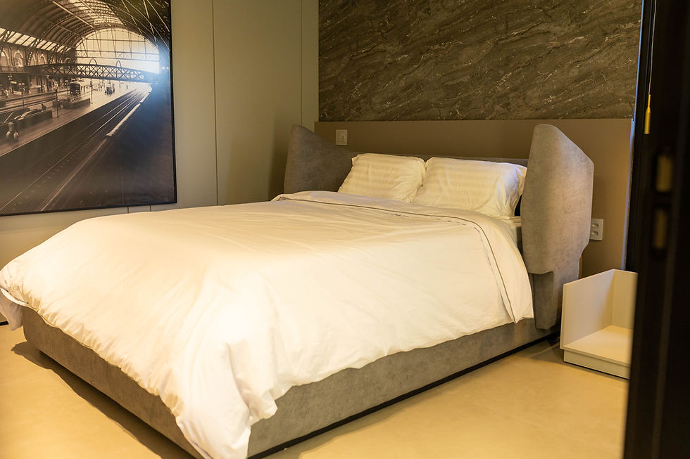 Quarto Casal, Cama King com Cabeceira Curva