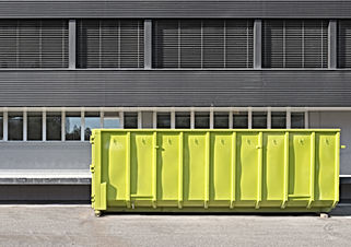 Sommige woningen zijn overladen door meubels, inboedel, rommel, ... en moeten eerst grondig onder handen genomen worden om te verkopen. Ook hiervoor hebben wij een oplossing ...