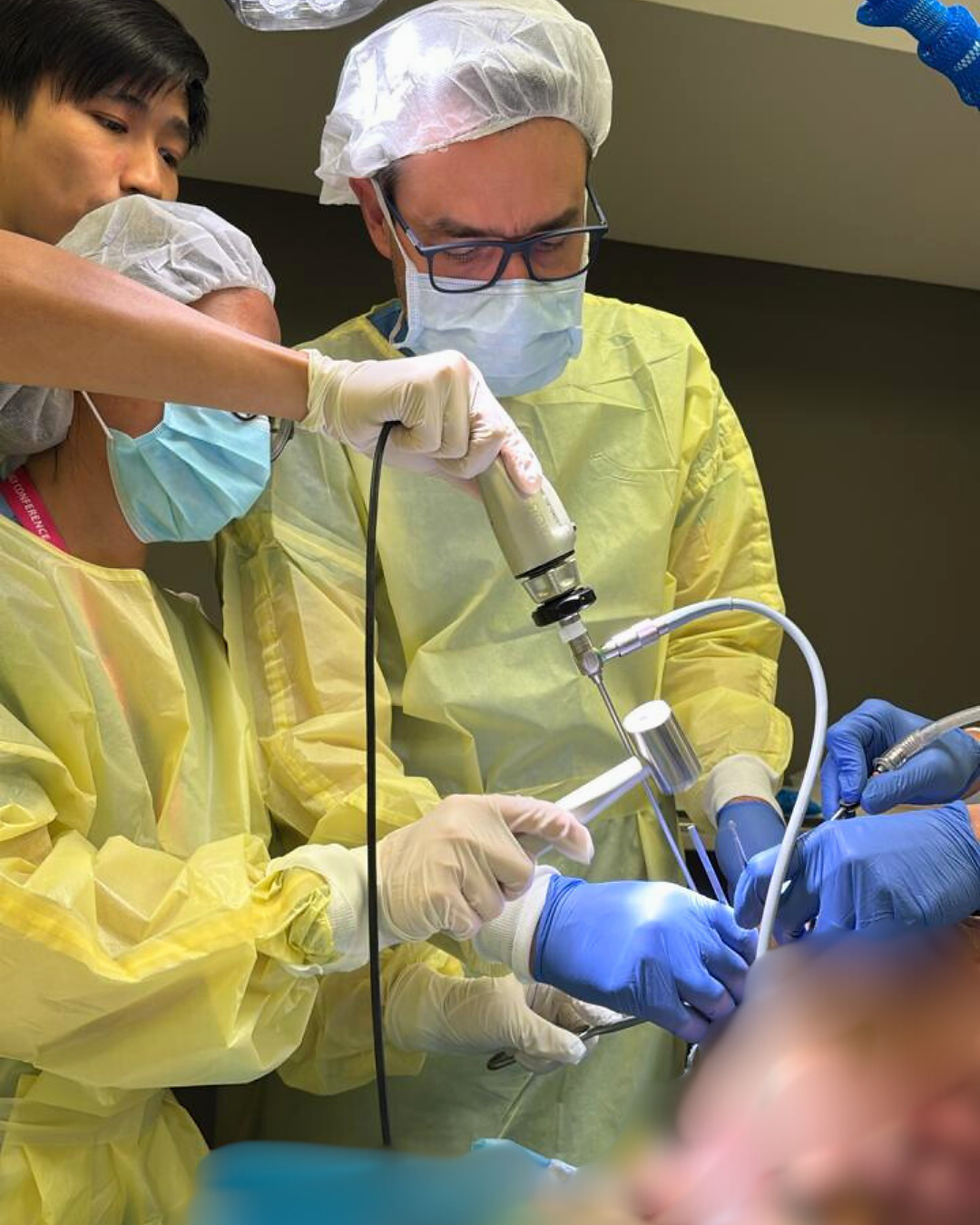 Procedimento cirúrgico facial sendo realizado por especialista em cirurgia da face