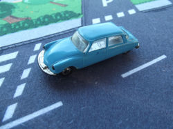 Citroën DS 19 bleue 2 1/86ème