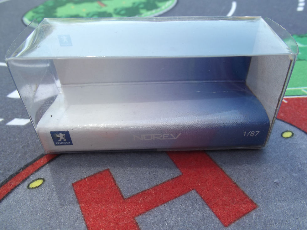 Boîte plastique et carton bleu et blanc spéciale Peugeot