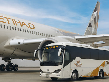 Etihad Airways Flugzeug mit daneben stehendem Etihad-Shuttlebus auf dem Rollfeld – Symbolbild für den kostenlosen Shuttle-Service im Rahmen des Stopover-Programms.