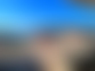 Große Steinterrasse mit Sitzgruppe und Hängeliege, Meerblick über die Bucht von Seget Vranjica, rote Hausdächer und grüne Hügel im Hintergrund.