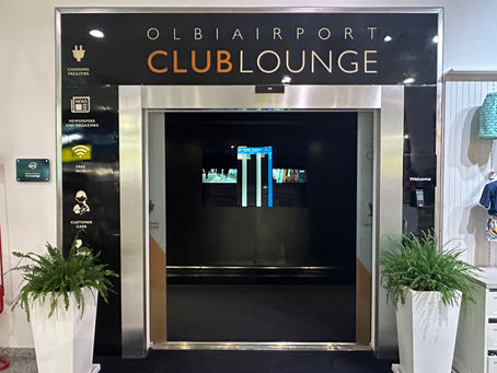 Eingang zur Olbia Airport Club Lounge direkt hinter der Sicherheitskontrolle im Terminalbereich des Flughafens Olbia.