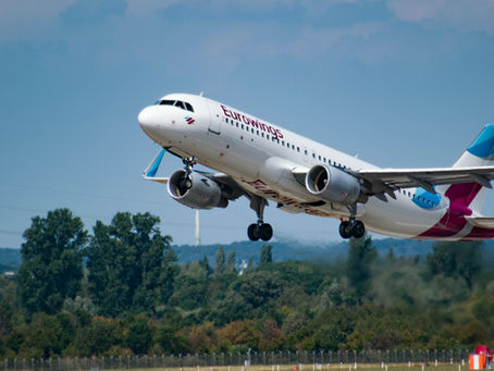 Startendes Eurowings-Flugzeug auf einer Landebahn – ideal für Reisende, die flexibel beim Ziel, aber an bestimmte Daten gebunden sind.
