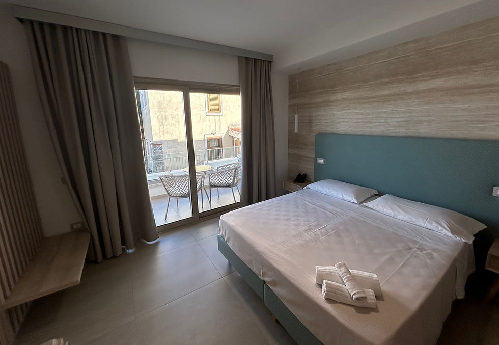 Modern eingerichtetes Doppelzimmer mit Balkon und Sitzgelegenheit im Margaida Boutique Hotel & SPA
