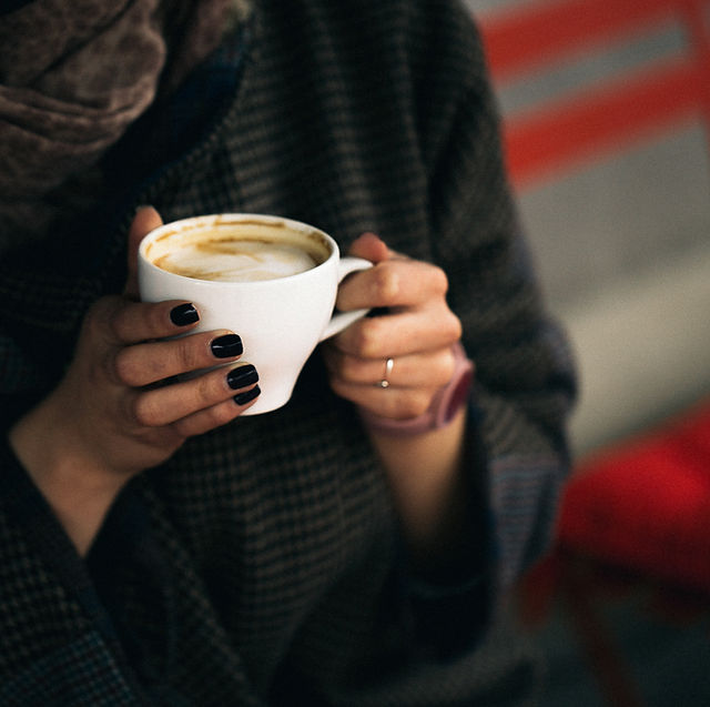 女性持ち株コーヒーカップ