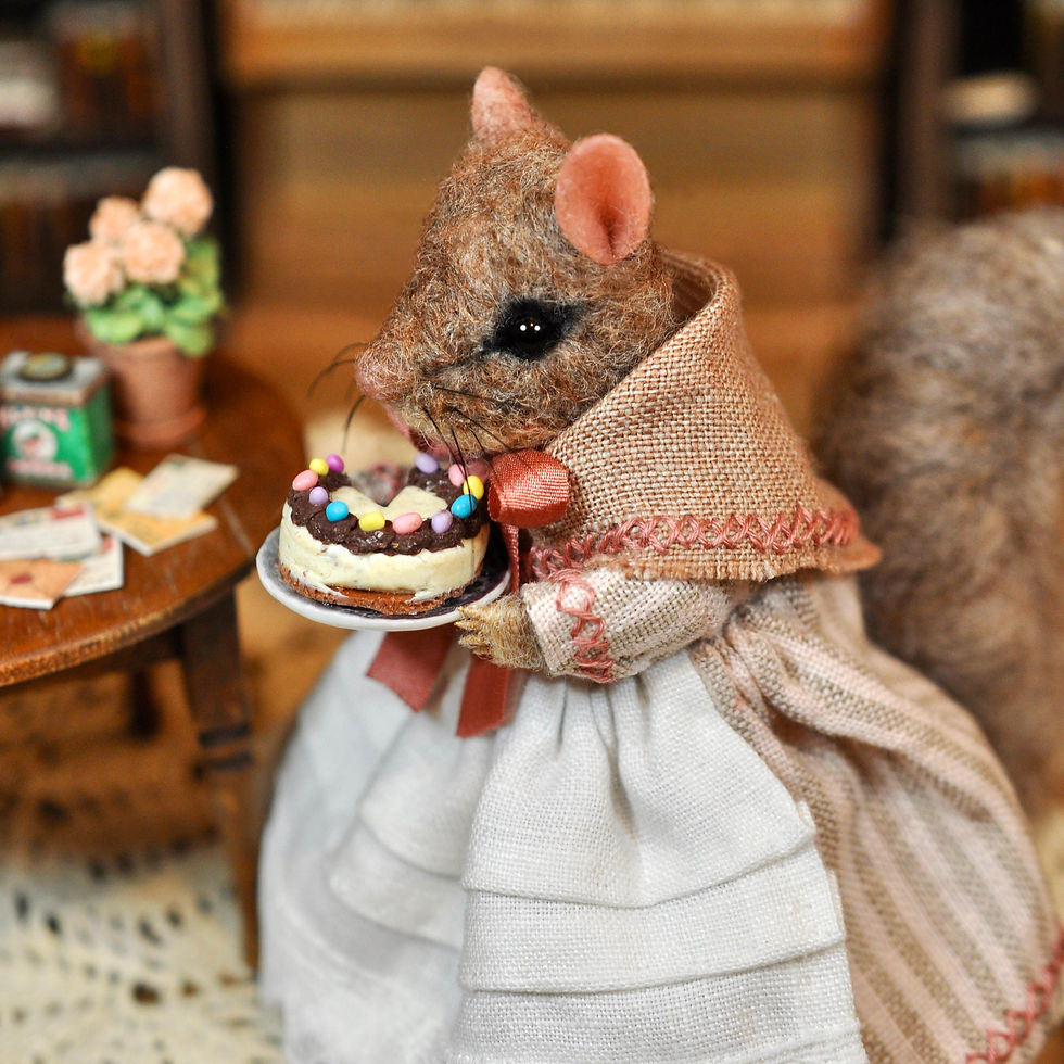 Miniature : Little Mrs Squirrel and her Easter cake