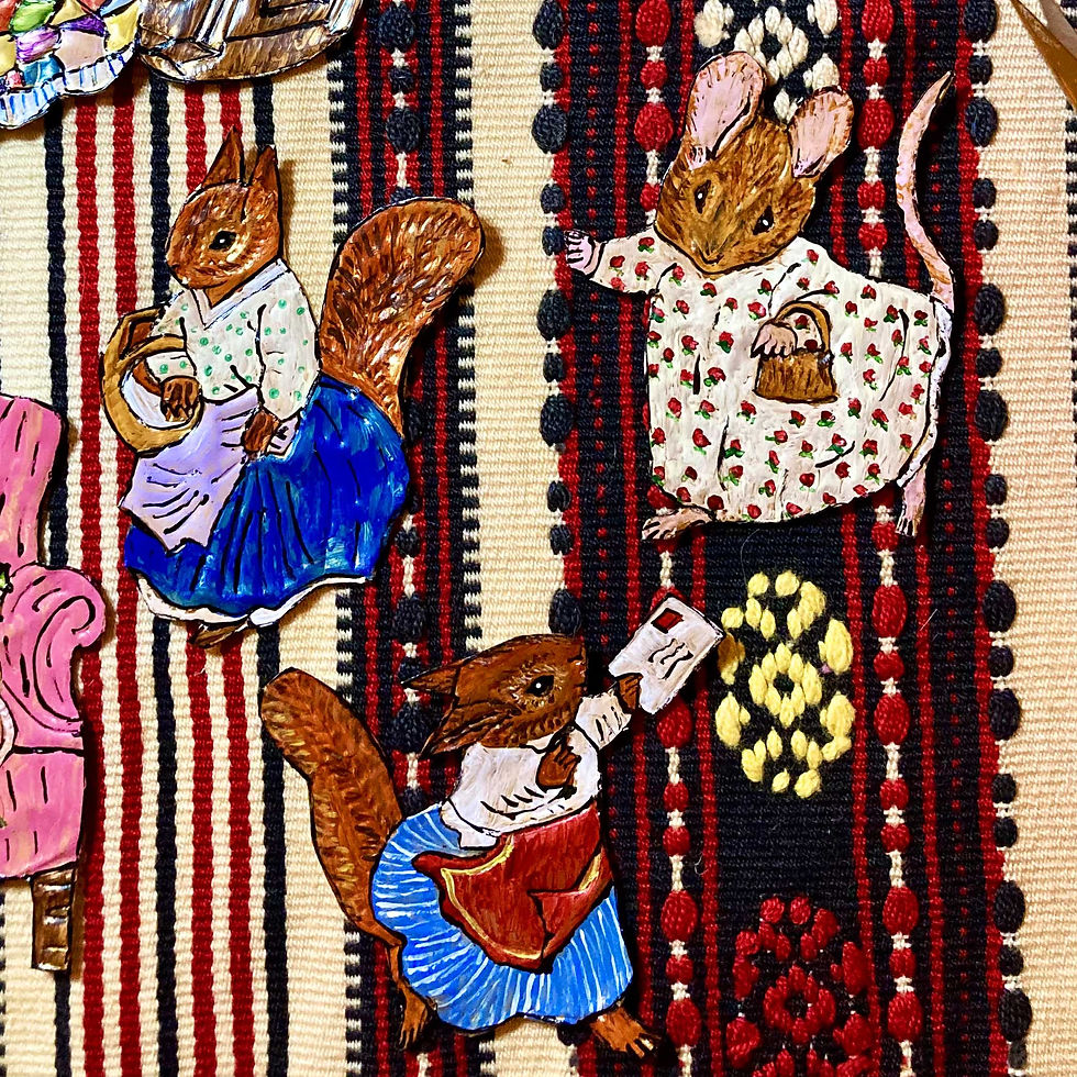 Miniature : Small tin ornament - Mrs Squirrel and her basket