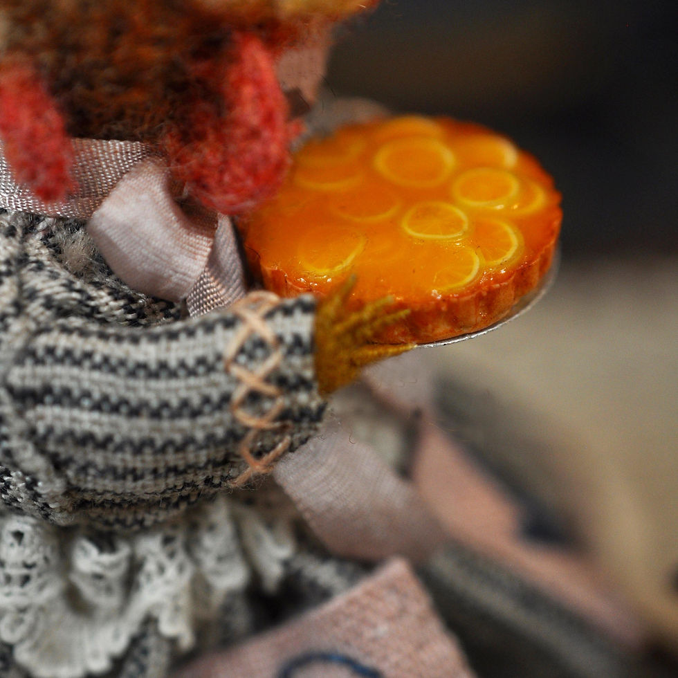 Miniature : Little Mrs Hen and her orange pie