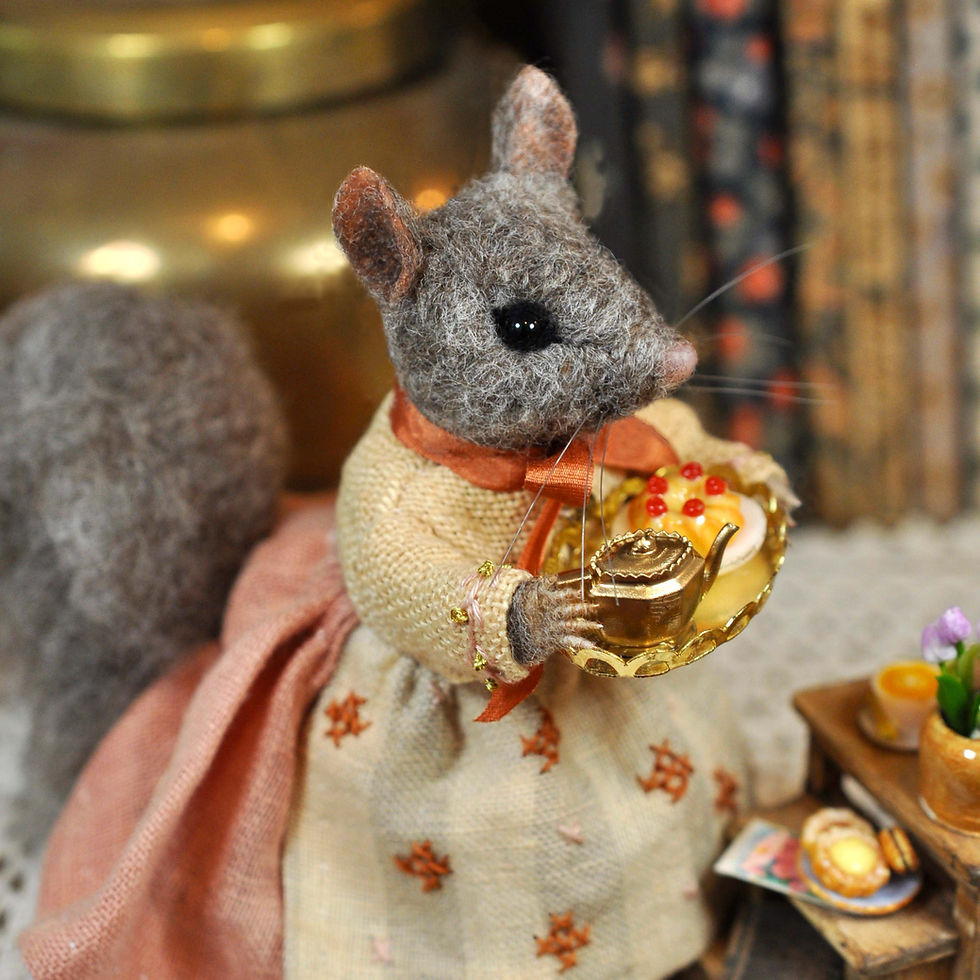 Miniature : Little Mrs Squirrel and her teapot