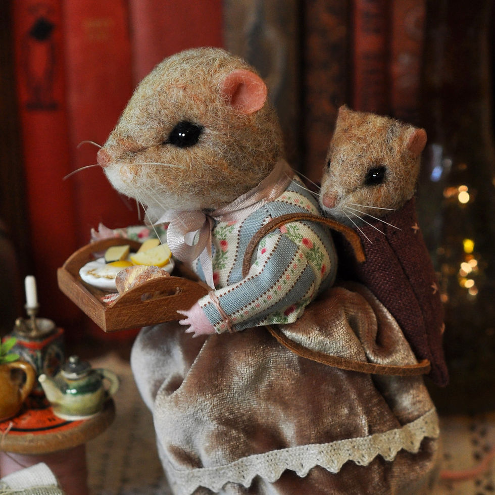 Thumbnail: Mama Mouse and her little one