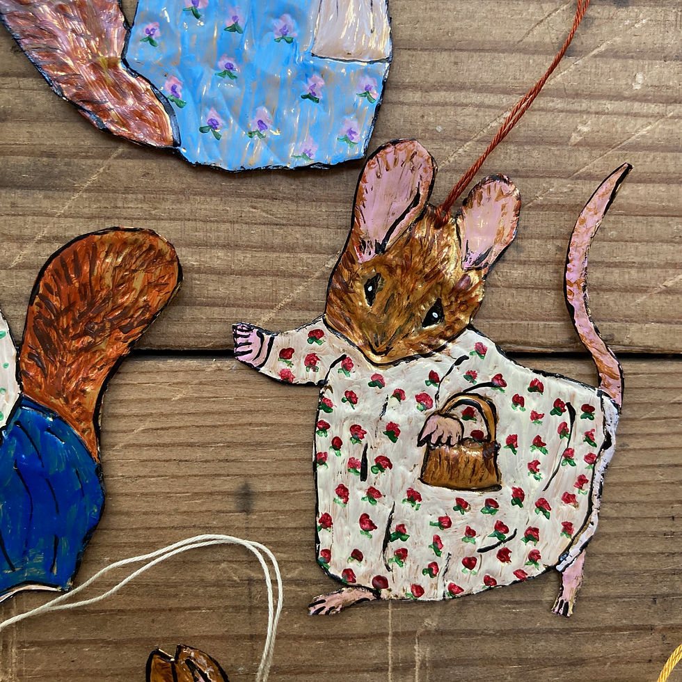 Miniature : Small tin ornament - Miss Mousie