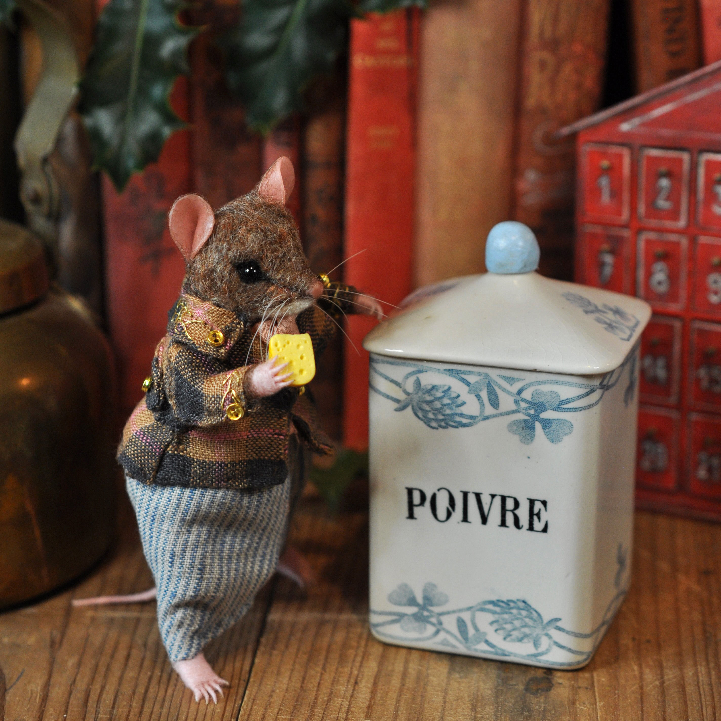 Little Dormouse and his little porcelaine pepper pot