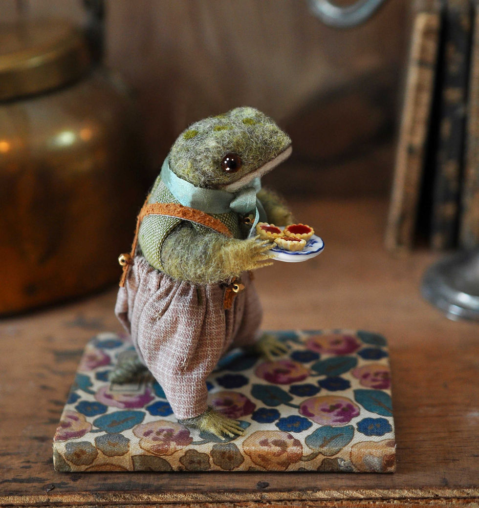 Miniature : Little bellflower frog