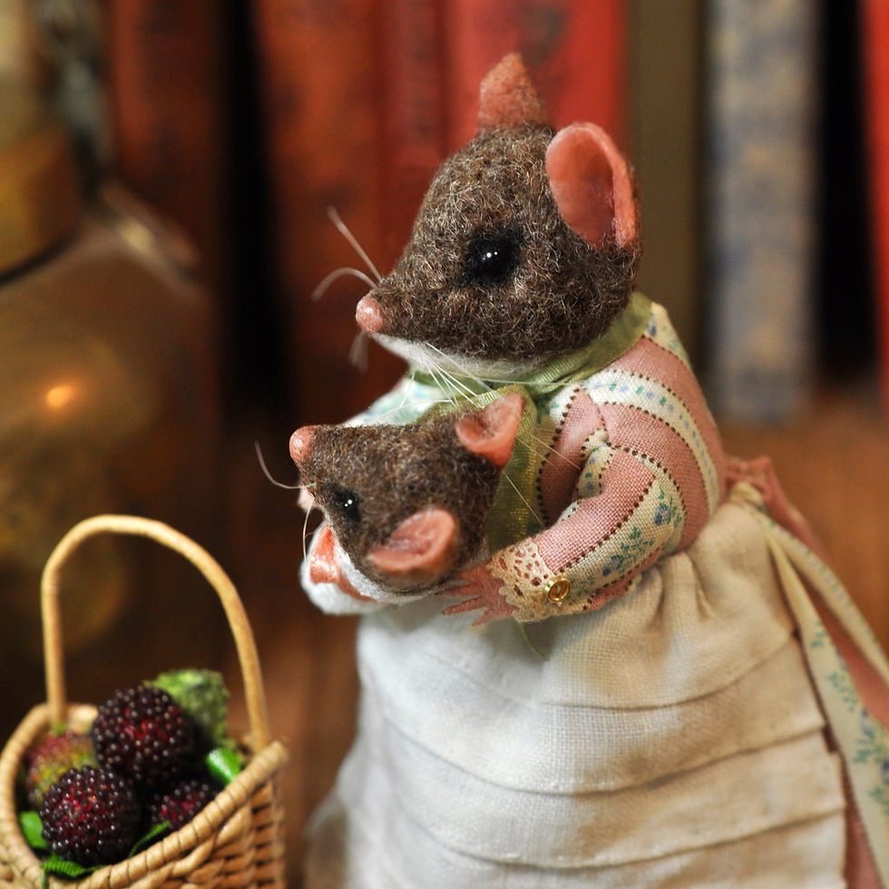 Thumbnail: Mama Mouse, her little one and her blackberries harvest