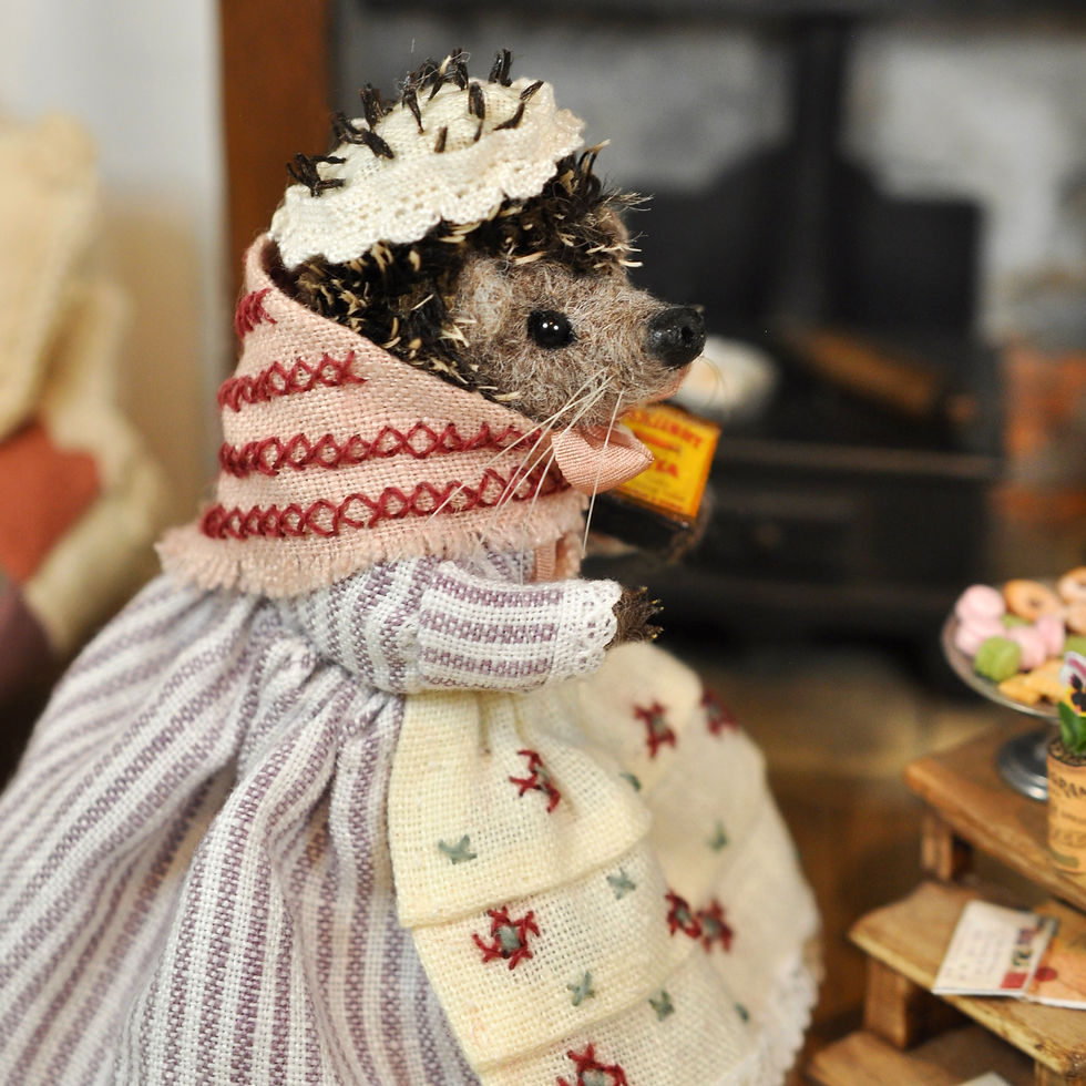 Miniature : Little Mrs Hedgehog and her embroidered outfit