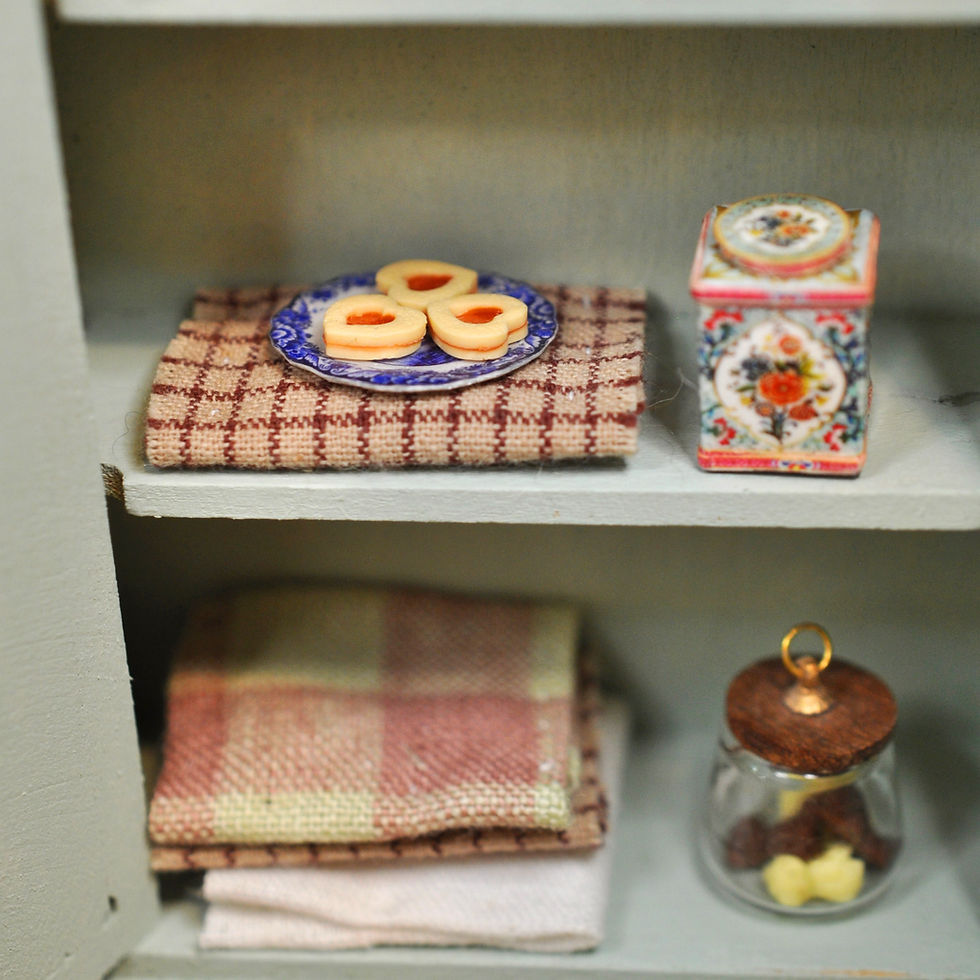 Miniature : Mrs Rabbit and her kitchen cabinet