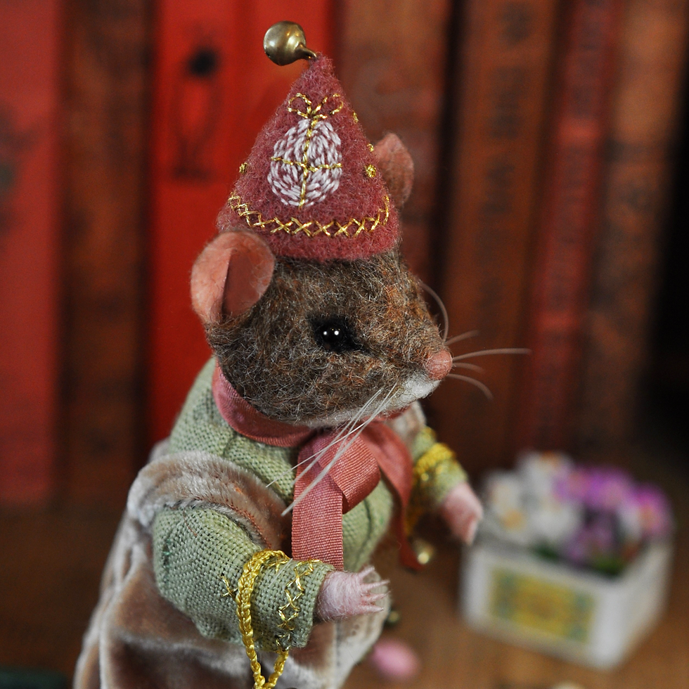 Miniature : Little Easter Dormouse and his cart filled with eggs