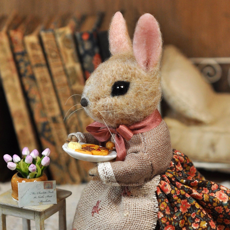 Miniature : Little Mrs Bunny and her plate of cookies