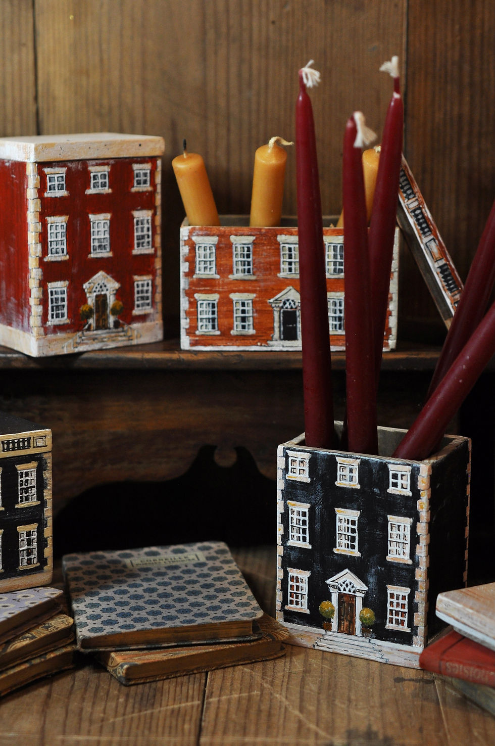 Miniature : Charming little box depicting a miniature Georgian-style house