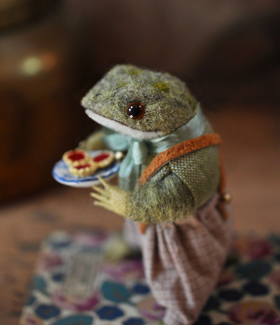 Miniature : Little bellflower frog