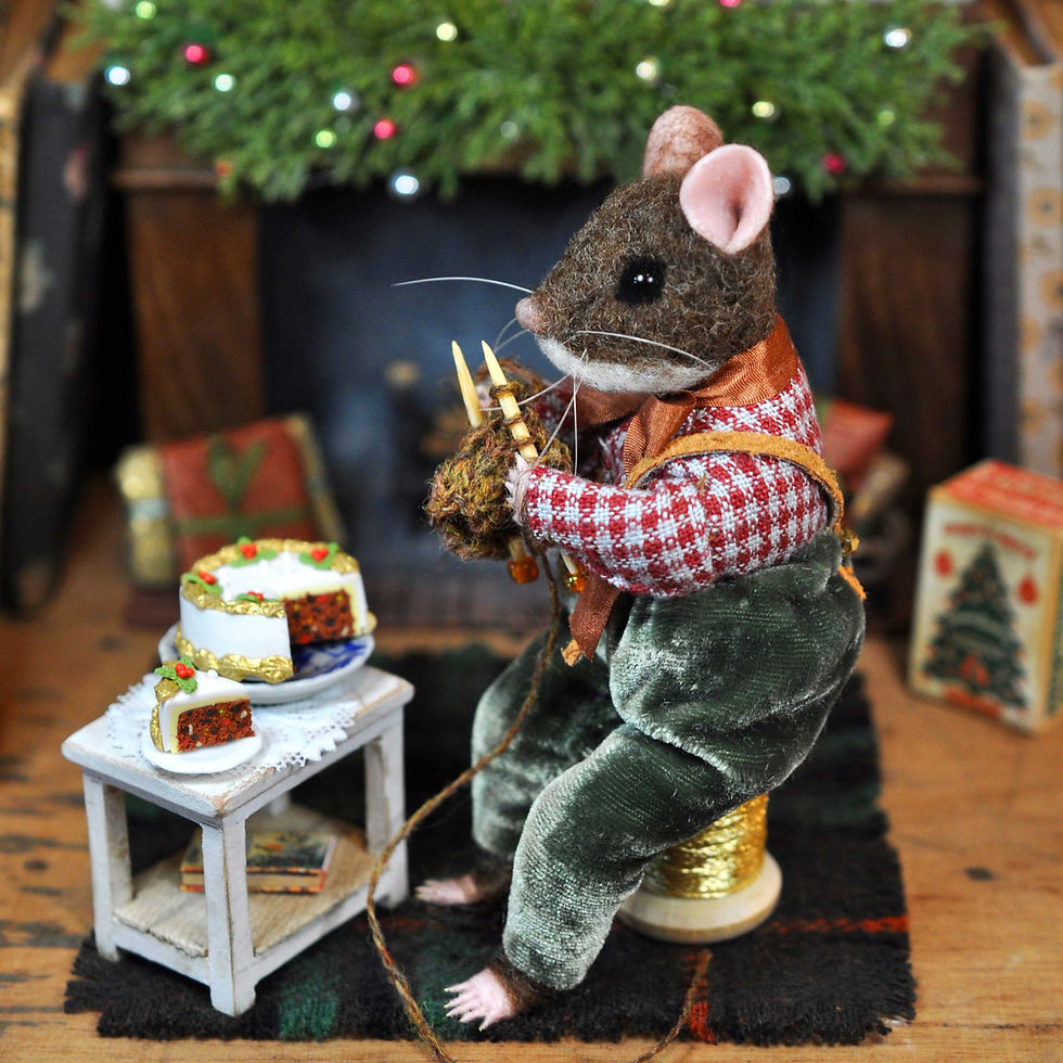 Miniature : Little knitter Dormouse on his stool