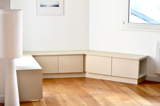 Banquette en valchromat blanc pour une banquette d'angle de salle à manger. Rangement sous banquette. Partie proche de la fenêtre démontable.