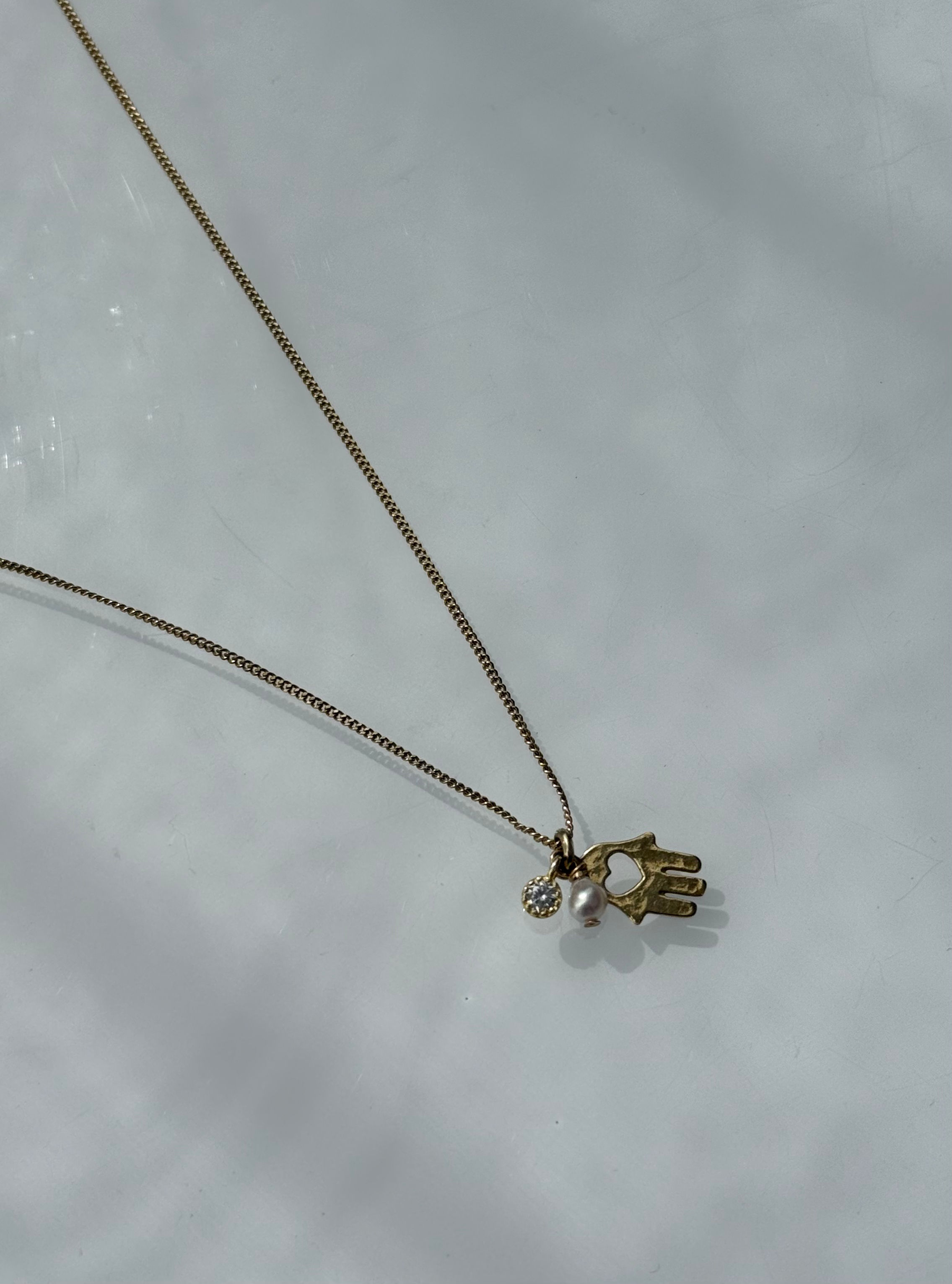 שרשרת חמסה עם לב ותליונים