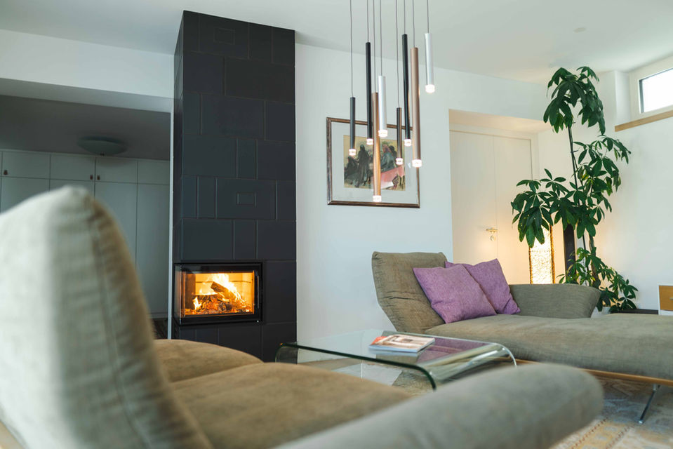 Kachelofen, Speicherofen, Grundofen, Ofen, Wohnen, Haus, Ideen, Feuer, Warm, Umweltfreundlich, Architektur, Kunst, Kachel, Keramik, Ofenart, Tirol, Kaminofen, Glasur, Stahl, Verputz, Handwerk, Glas, Vollkeramisch, Ofenbank, Art, Unikat, Holz, Wohnzimmer, Hafner, Ofensetzer, Modern, Rustikal