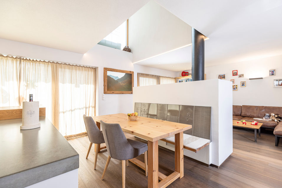 Kachelofen, Speicherofen, Grundofen, Ofen, Wohnen, Haus, Ideen, Feuer, Warm, Umweltfreundlich, Architektur, Kunst, Kachel, Keramik, Ofenart, Tirol, Kaminofen, Glasur, Stahl, Verputz, Handwerk, Glas, Vollkeramisch, Ofenbank, Art, Unikat, Holz, Wohnzimmer, Hafner, Ofensetzer, Modern, Rustikal