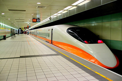 台灣高鐵-一般列車停靠於桃園站南下月台.JPG