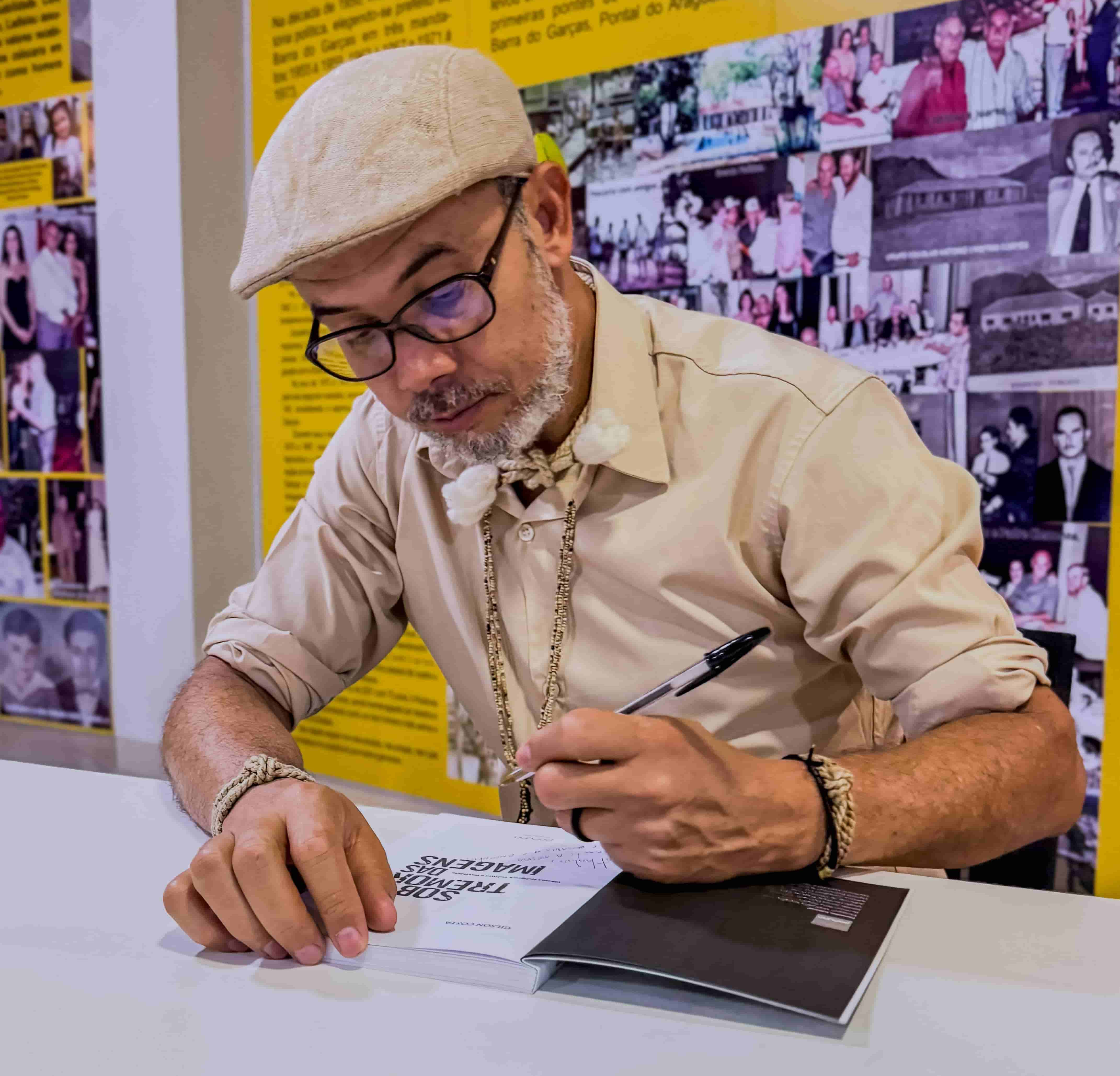 Gilson Costa em sessão de autógrafos