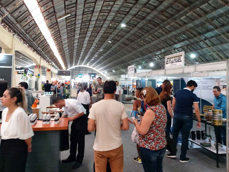 Feira da construção civil com público profissional, estandes e ambiente de negócios no Vale do Paraíba