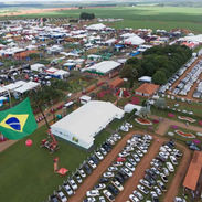 Feira agrícola brasileira vista de cima com estandes e equipamentos