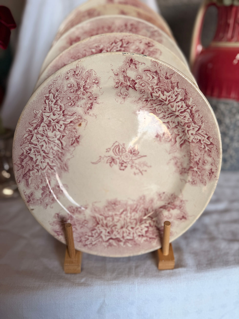 Miniature : Lot de 5 assiettes anciennes Terre de Fer – Modèle floral rouge – Faïence ancien