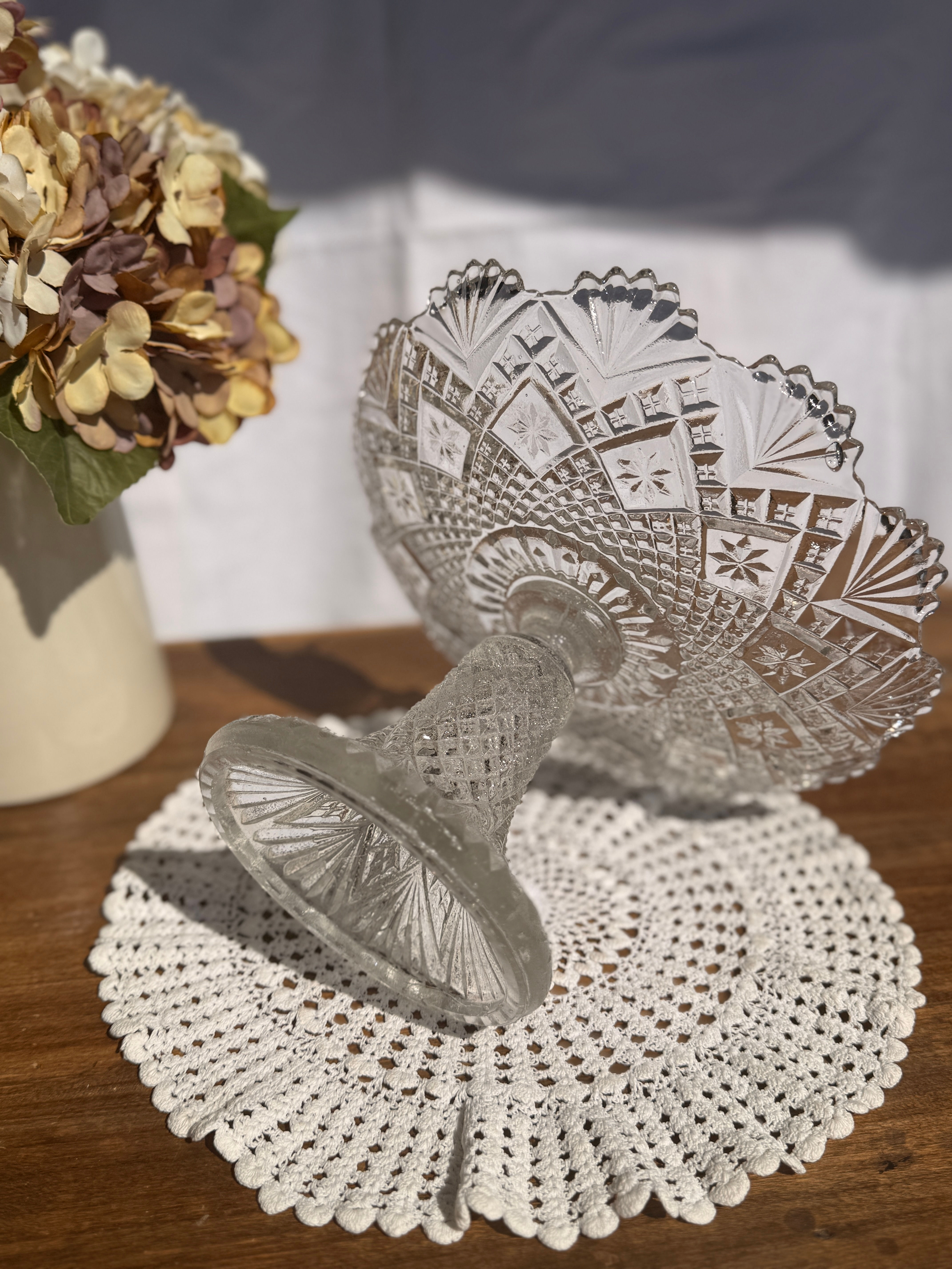 Compotier en verre pressé taillé