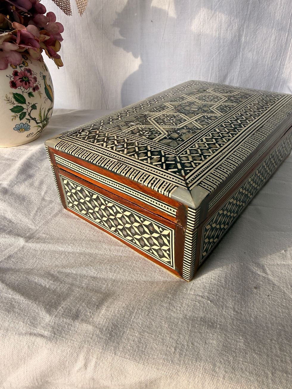 Miniature : Boite marquetée acajou et nacre