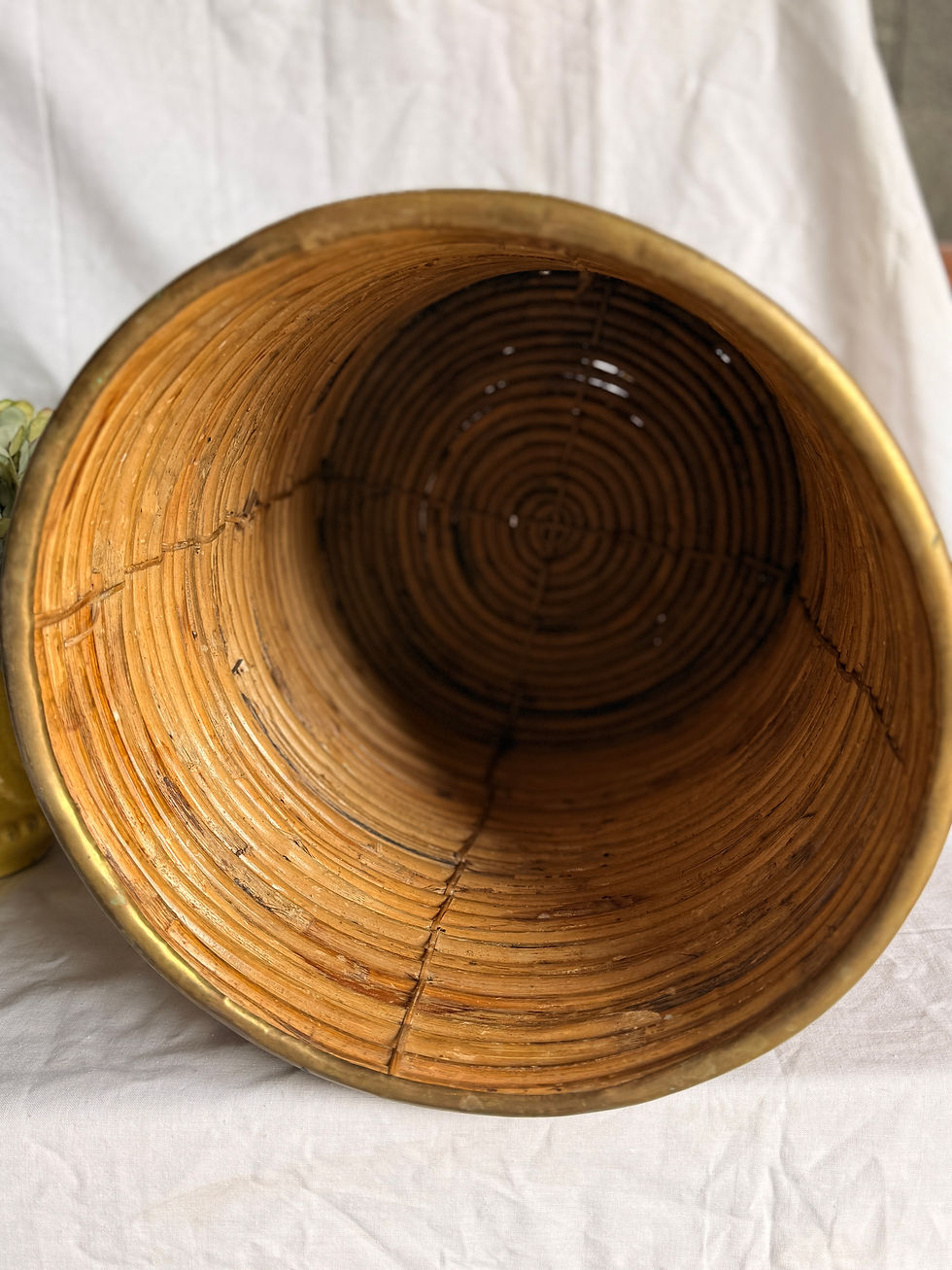 Miniature : Grand cache-pot vintage en rotin et laiton