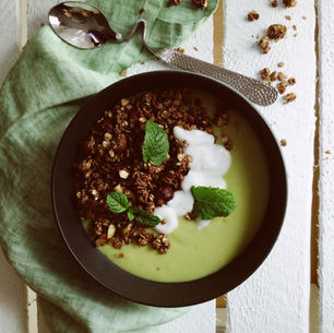 Matcha-Frühstücksbowl mit knusprigem Haselnuss-Schoko-Granola