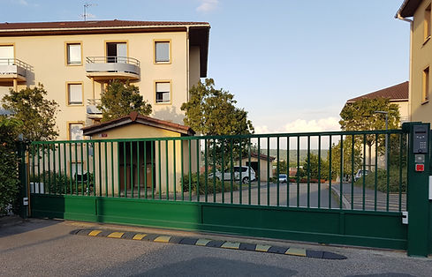 Portail coulissant motorisé pour résidence