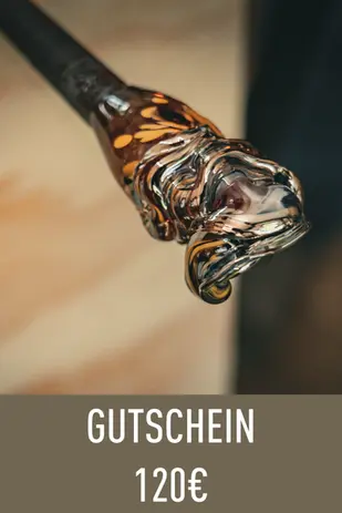 Glasgutschein über 120 Euro, Bild zeigt heißes, geformtes Glas an der Glasmacherpfeife