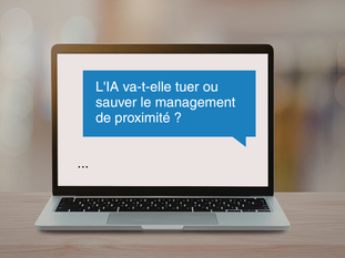 Un ordinateur portable sur une table de bureau floue affiche la question cruciale : 'L'IA va-t-elle tuer ou sauver le management de proximité ?' Cette image illustre le concept d'une IA (Hestia) qui assiste le gestionnaire dans sa réflexion sur la gouvernance moderne, cherchant un équilibre entre l'efficacité technologique et l'humanité du management.
