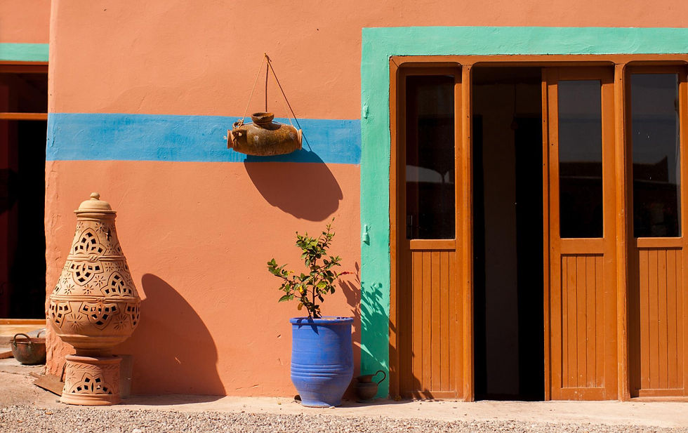 Décor marocain… regardez la lumière générée par le turquoise saturé sur fond terreux!