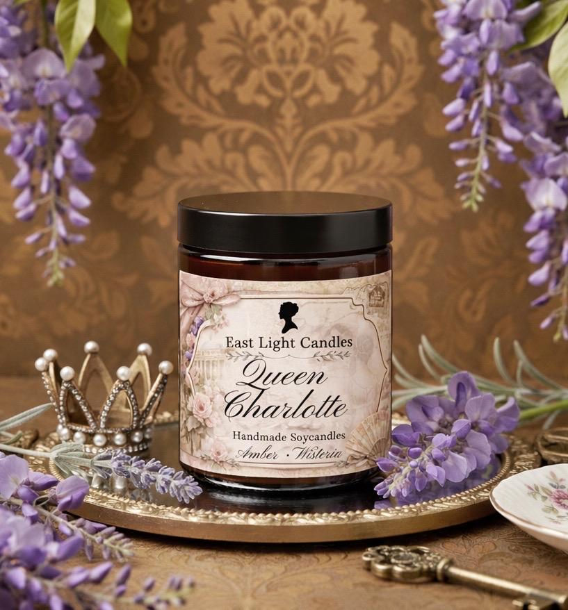 Queen Charlotte - Bridgerton Duftsojawachskerze | Kerze Vintage | Buchkerze