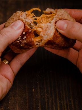 pãozinho integral, sem leite, com recheio de frango. Pct com 8und
