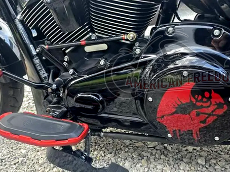 Image of an American Freedom derby cover installed on a 2024 Road Glide 3 featuring a Red Lips design.