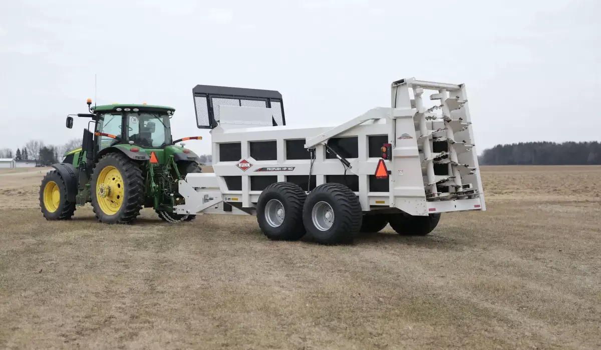 KUHN HP 150 & 160 ProPush® Hydraulic-Push Manure Spreader in field